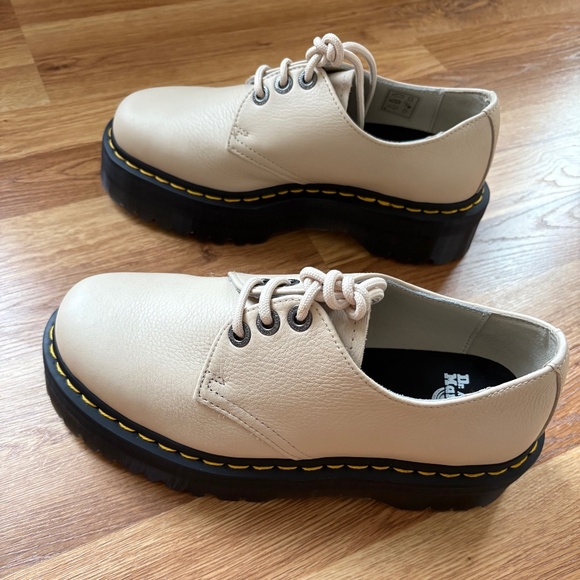 Dr. Martens Women’s 31696 leather lace up Platform shoes - Picture 9 of 12